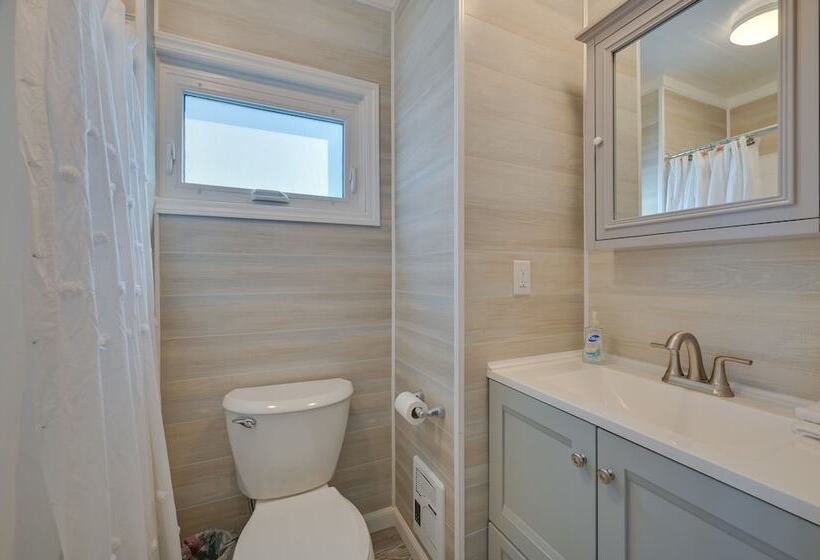 Charming Hampton Home W/ Porch, Walk To Beach!