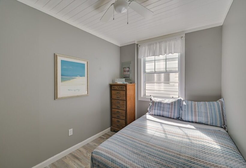 Charming Hampton Home W/ Porch, Walk To Beach!