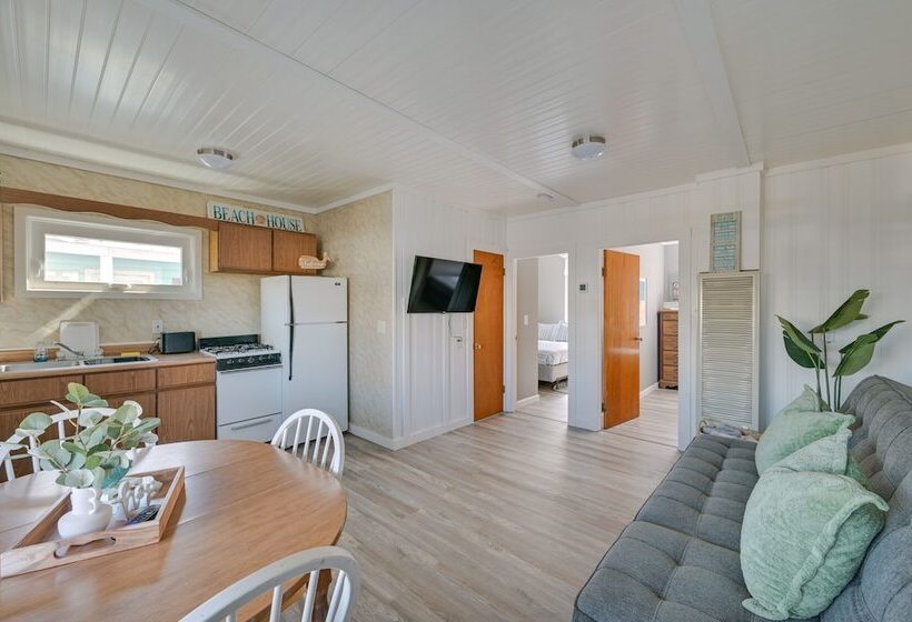 Charming Hampton Home W/ Porch, Walk To Beach!