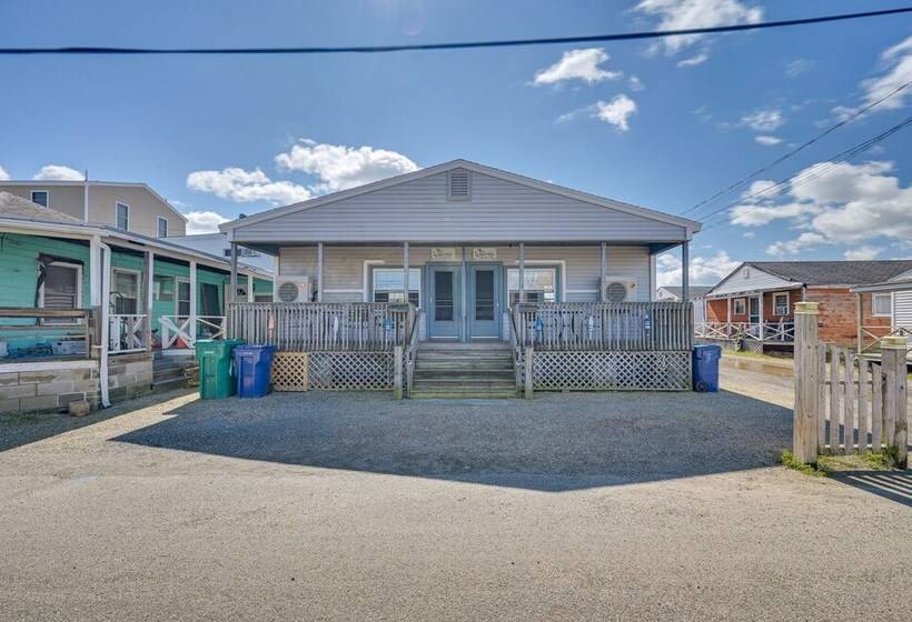 Charming Hampton Home W/ Porch, Walk To Beach!