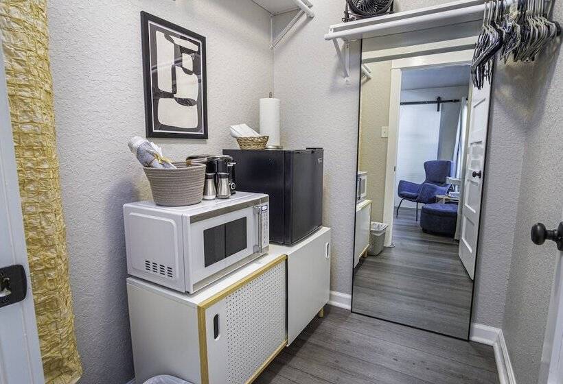 Chic Downtown Farmhouse With Garden And Bbq Grill