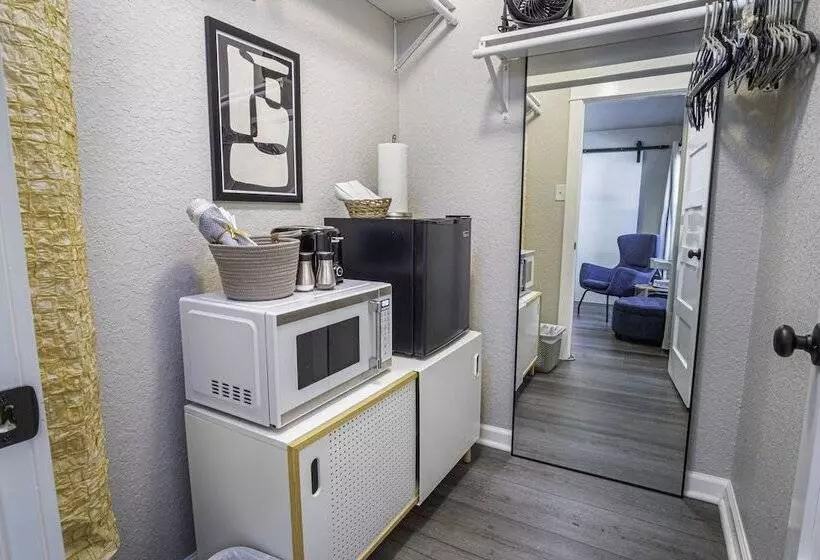 Chic Downtown Farmhouse With Garden And Bbq Grill