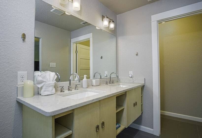 Chic Downtown Farmhouse With Garden And Bbq Grill