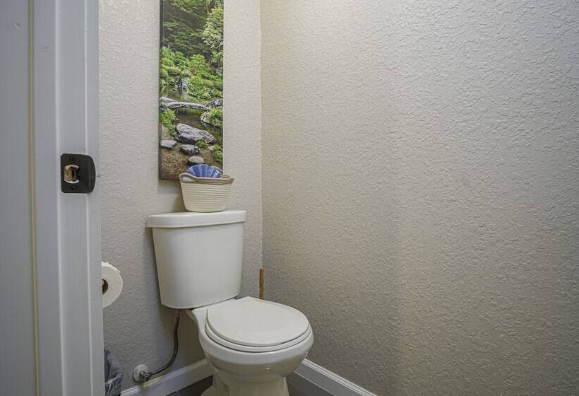 Chic Downtown Farmhouse With Garden And Bbq Grill