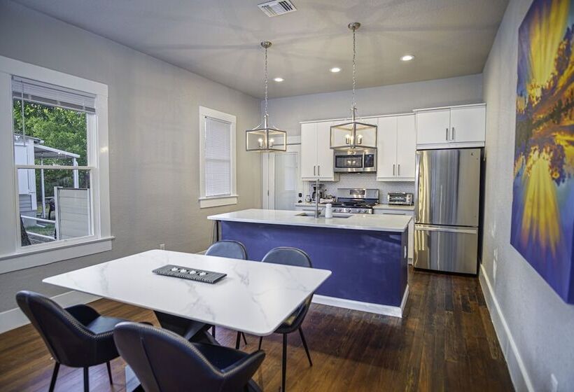 Chic Downtown Farmhouse With Garden And Bbq Grill