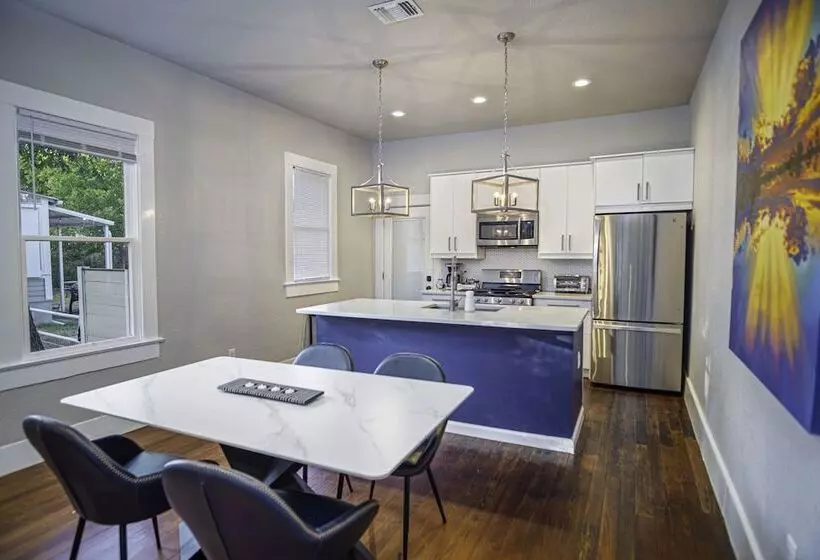 Chic Downtown Farmhouse With Garden And Bbq Grill