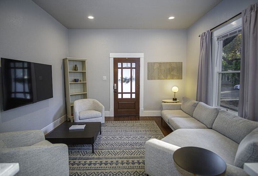 Chic Downtown Farmhouse With Garden And Bbq Grill