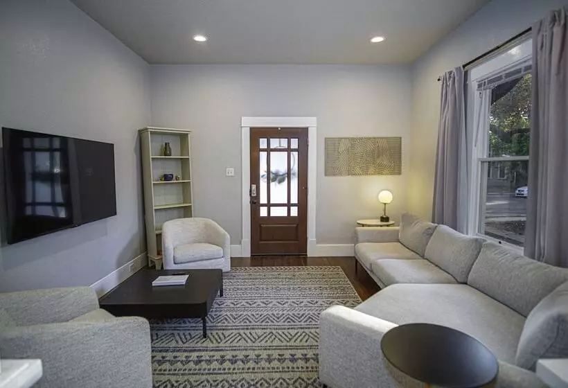 Chic Downtown Farmhouse With Garden And Bbq Grill