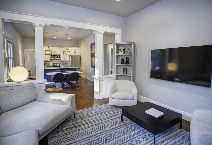 Chic Downtown Farmhouse With Garden And Bbq Grill