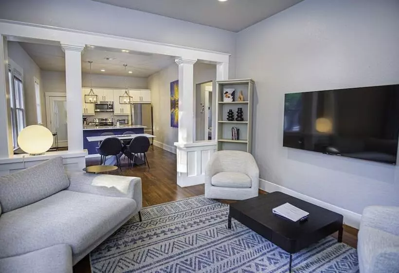 Chic Downtown Farmhouse With Garden And Bbq Grill