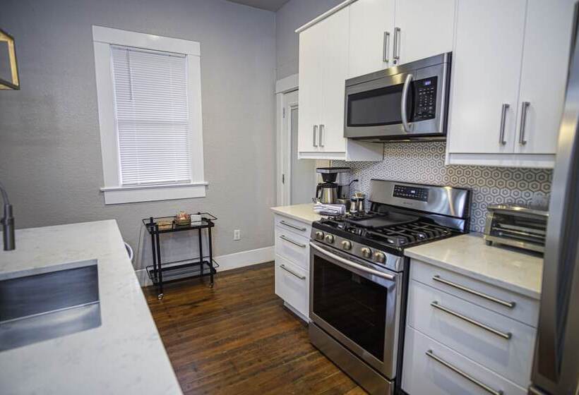 Chic Downtown Farmhouse With Garden And Bbq Grill