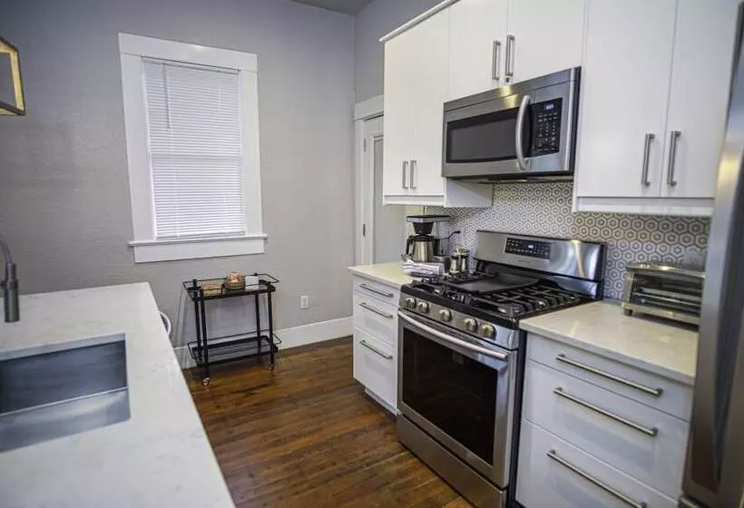 Chic Downtown Farmhouse With Garden And Bbq Grill