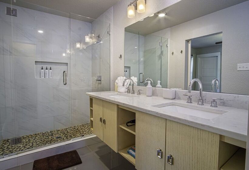 Chic Downtown Farmhouse With Garden And Bbq Grill