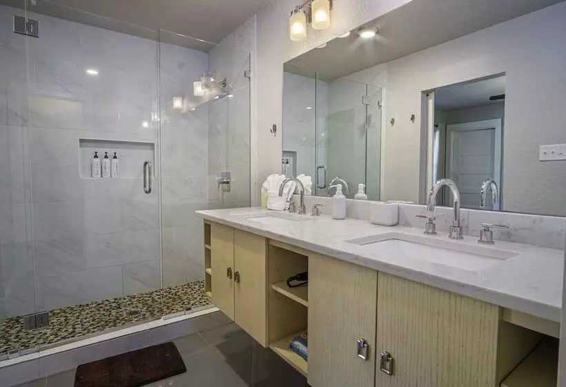 Chic Downtown Farmhouse With Garden And Bbq Grill