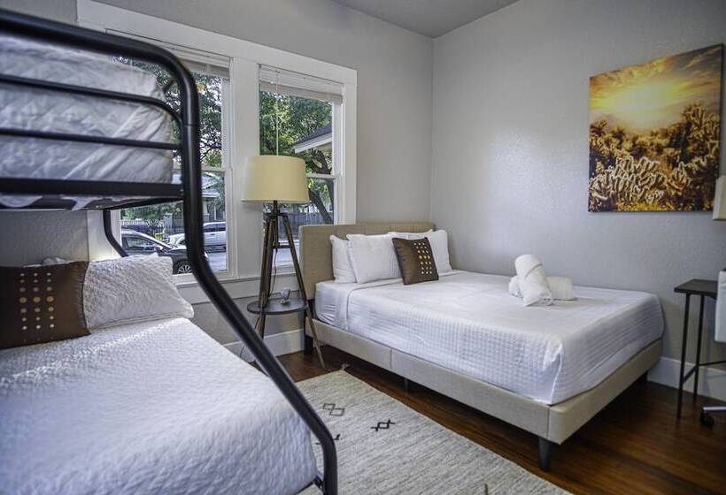 Chic Downtown Farmhouse With Garden And Bbq Grill