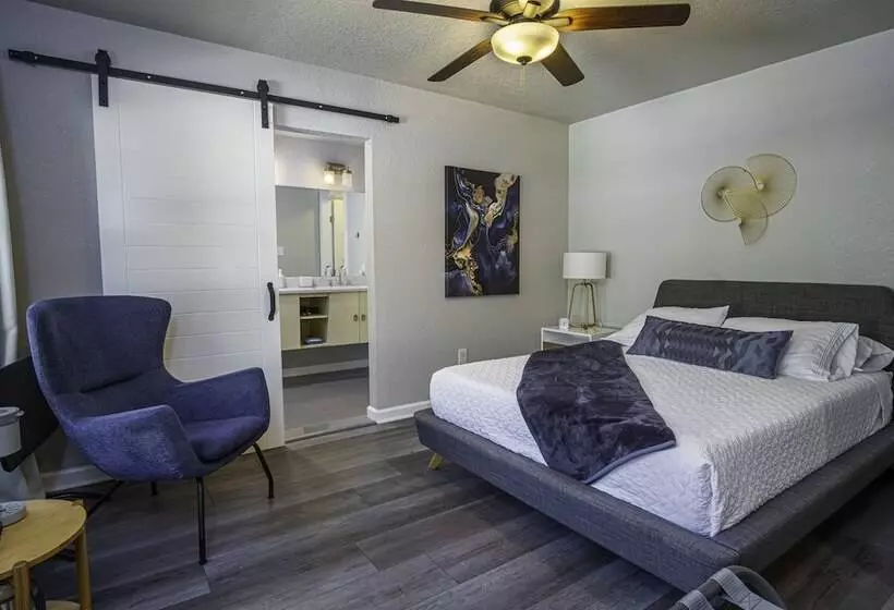 Chic Downtown Farmhouse With Garden And Bbq Grill