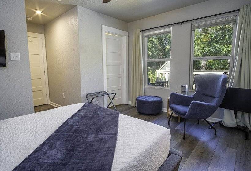 Chic Downtown Farmhouse With Garden And Bbq Grill