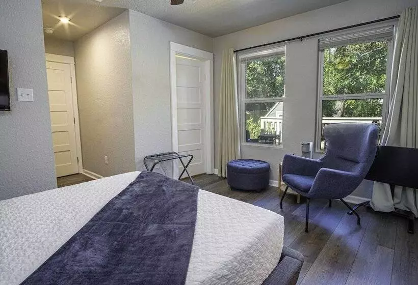 Chic Downtown Farmhouse With Garden And Bbq Grill