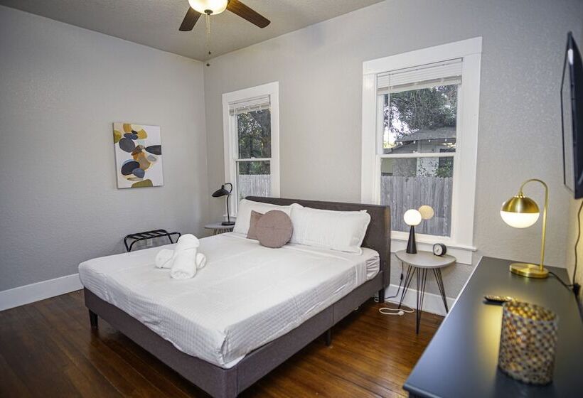 Chic Downtown Farmhouse With Garden And Bbq Grill