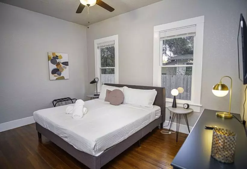 Chic Downtown Farmhouse With Garden And Bbq Grill