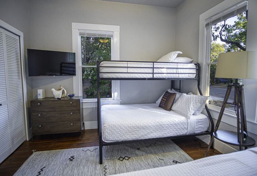 Chic Downtown Farmhouse With Garden And Bbq Grill