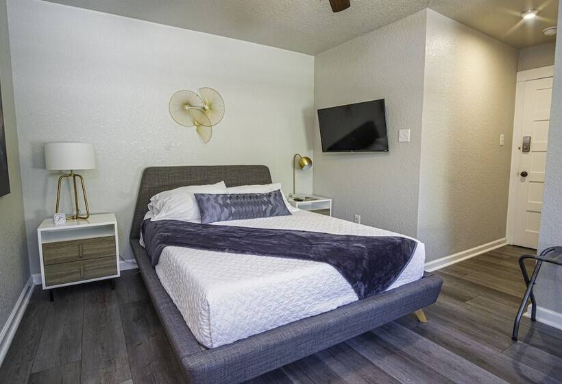 Chic Downtown Farmhouse With Garden And Bbq Grill