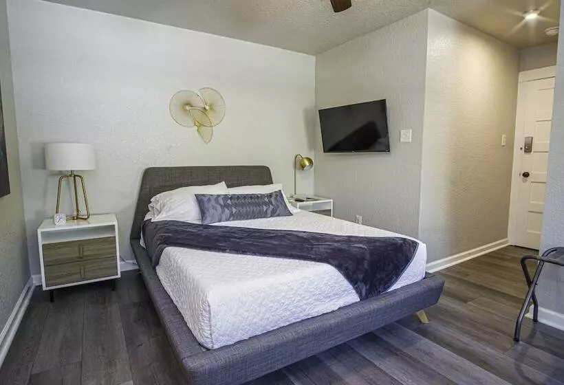 Chic Downtown Farmhouse With Garden And Bbq Grill