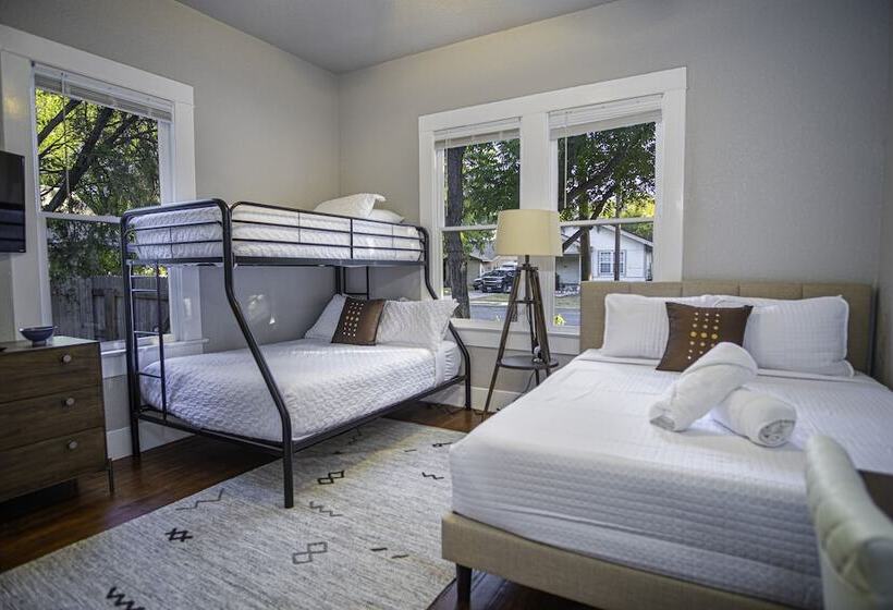 Chic Downtown Farmhouse With Garden And Bbq Grill