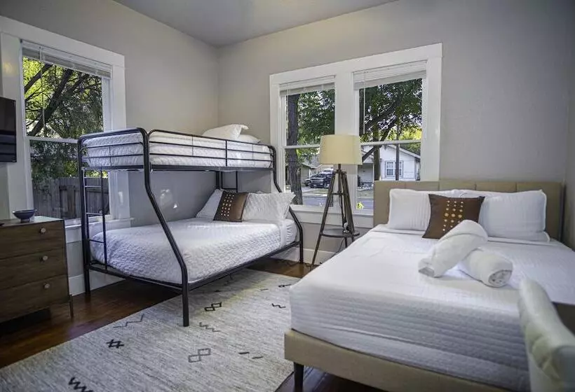 Chic Downtown Farmhouse With Garden And Bbq Grill