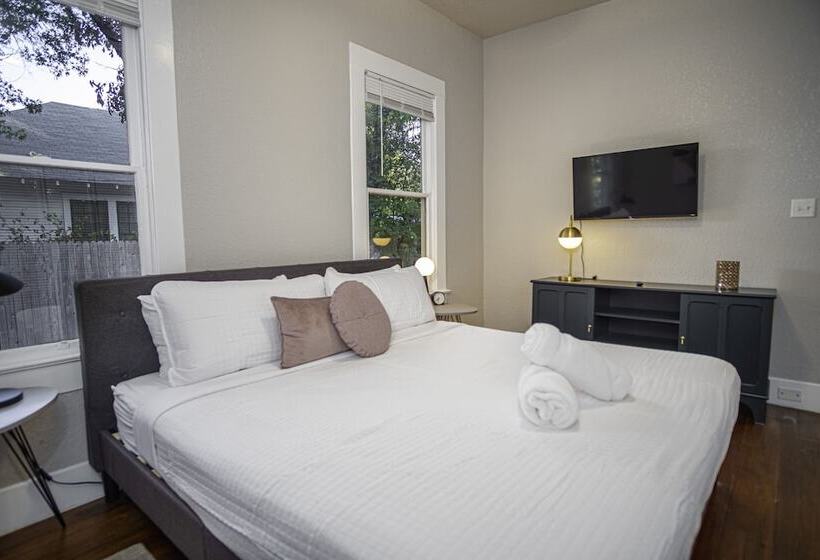 Chic Downtown Farmhouse With Garden And Bbq Grill