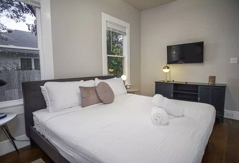Chic Downtown Farmhouse With Garden And Bbq Grill