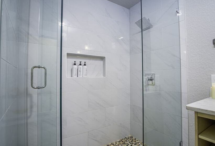 Chic Downtown Farmhouse With Garden And Bbq Grill