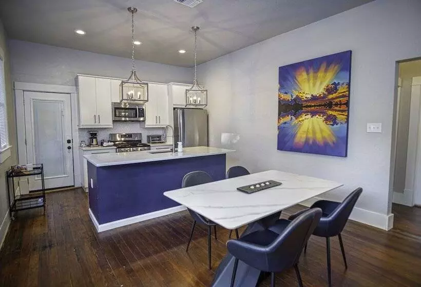 Chic Downtown Farmhouse With Garden And Bbq Grill