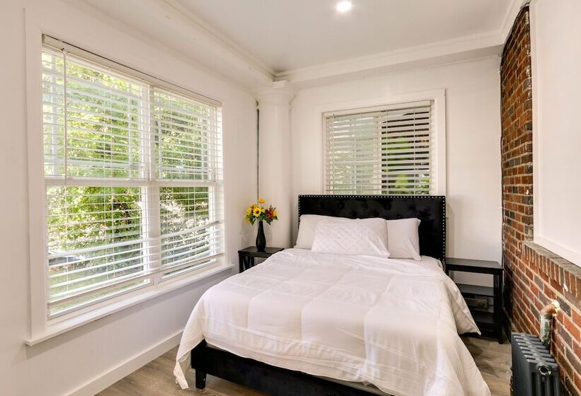 Chic Newark Vacation Rental: 3 Mi To Airport!