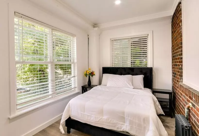 Chic Newark Vacation Rental: 3 Mi To Airport!
