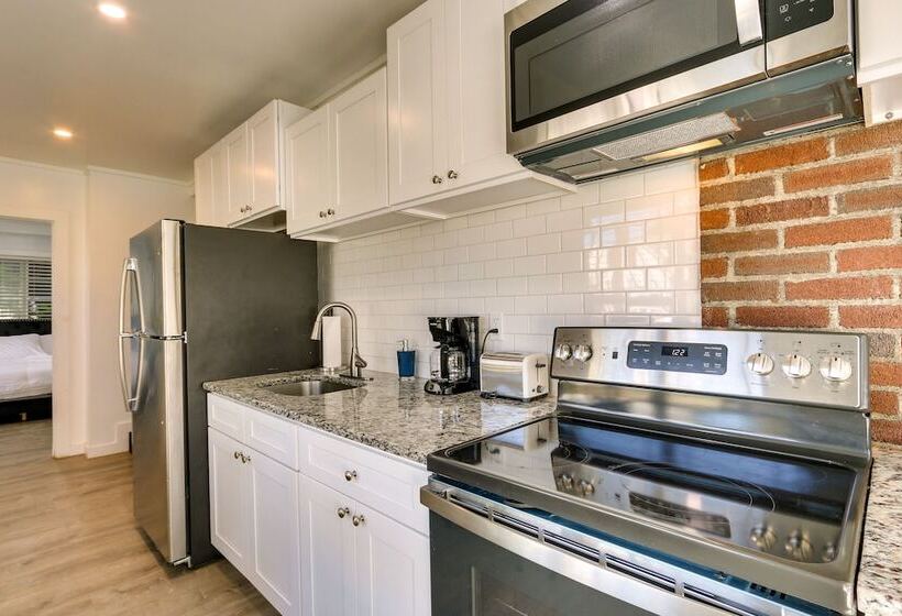 Chic Newark Vacation Rental: 3 Mi To Airport!