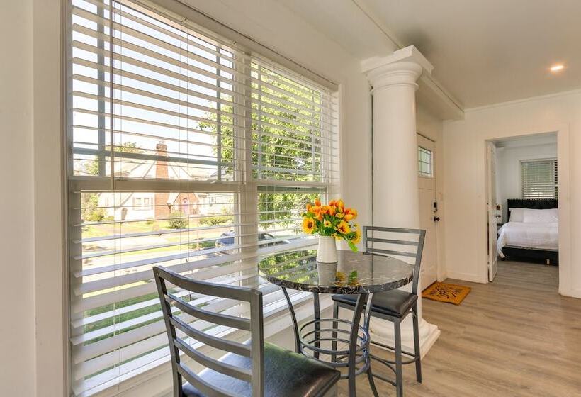 Chic Newark Vacation Rental: 3 Mi To Airport!