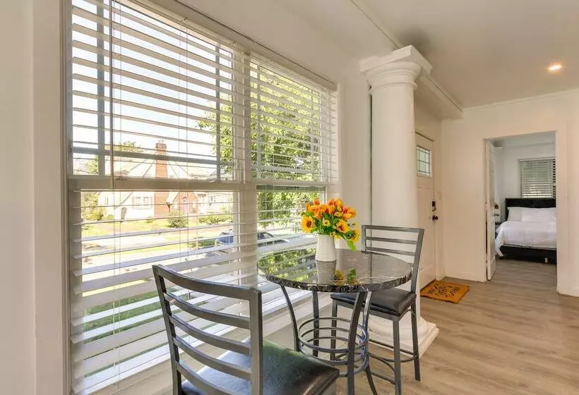 Chic Newark Vacation Rental: 3 Mi To Airport!