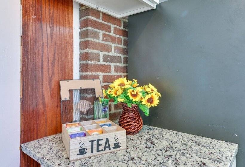 Chic Newark Vacation Rental: 3 Mi To Airport!