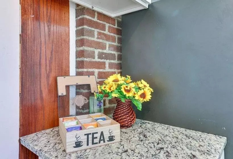 Chic Newark Vacation Rental: 3 Mi To Airport!
