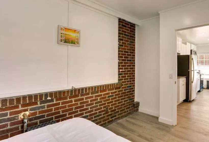 Chic Newark Vacation Rental: 3 Mi To Airport!