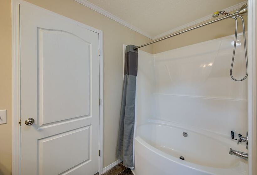 Efficiently Equipped Lewis Home: Deck & Gas Grill!