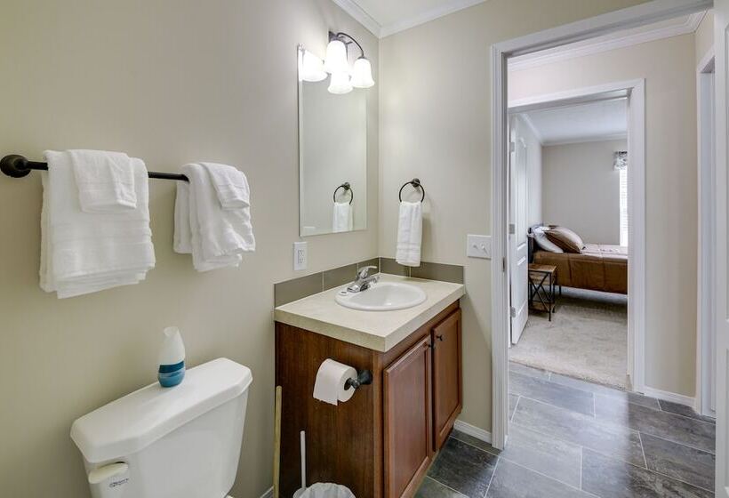 Efficiently Equipped Lewis Home: Deck & Gas Grill!