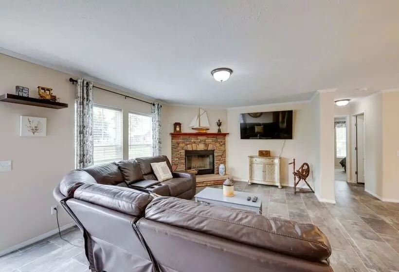 Efficiently Equipped Lewis Home: Deck & Gas Grill!