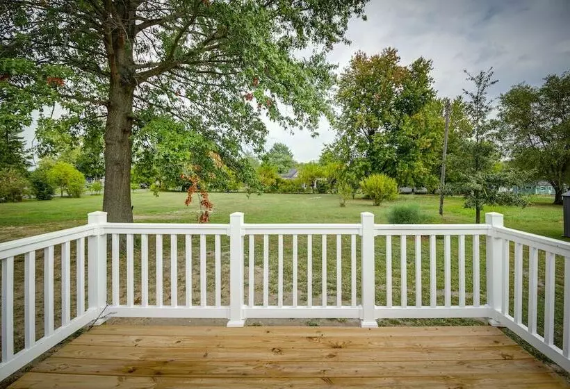 Efficiently Equipped Lewis Home: Deck & Gas Grill!