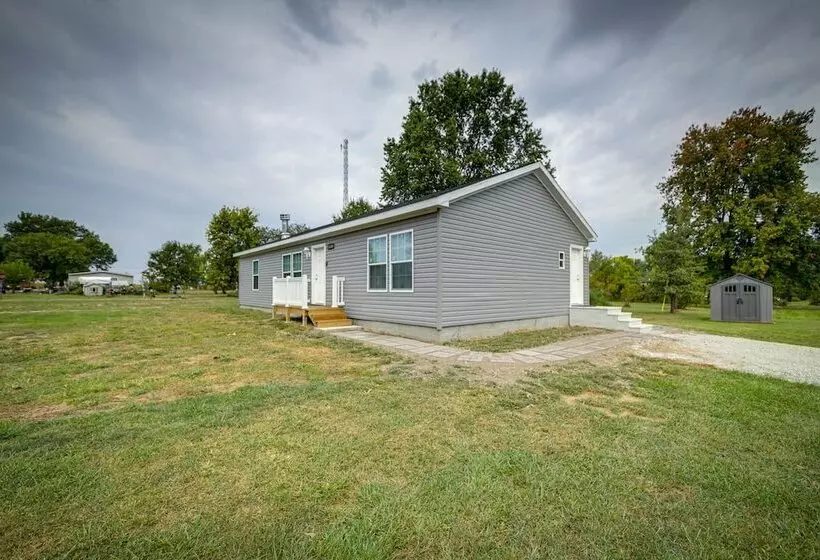 Efficiently Equipped Lewis Home: Deck & Gas Grill!