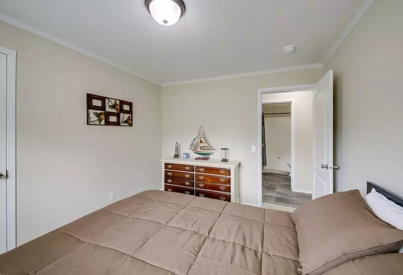 Efficiently Equipped Lewis Home: Deck & Gas Grill!