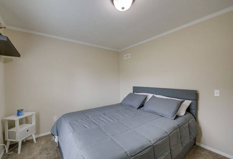 Efficiently Equipped Lewis Home: Deck & Gas Grill!