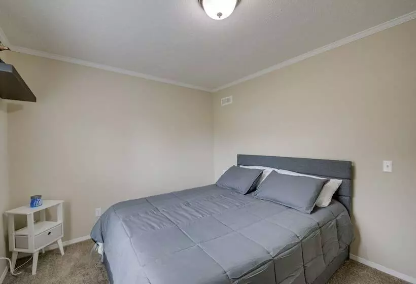 Efficiently Equipped Lewis Home: Deck & Gas Grill!