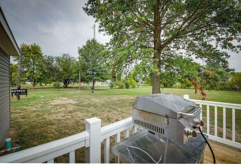 Efficiently Equipped Lewis Home: Deck & Gas Grill!